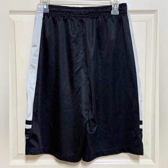 NIKE BOYS BASKETBALL shorts 522433-014 Youth XL - Picture 2 of 6
